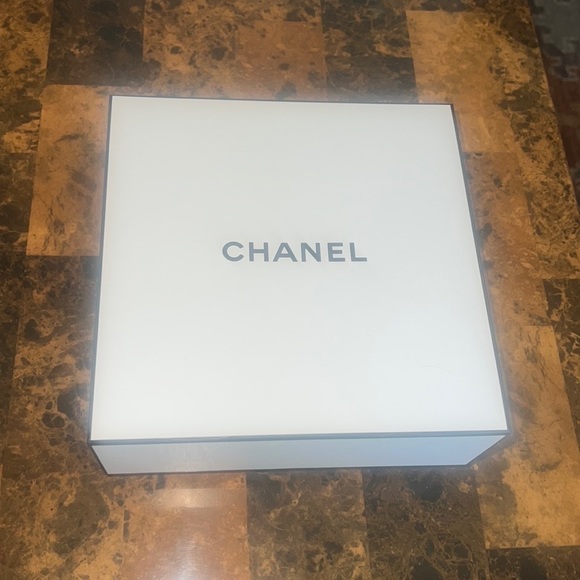 Chanel box bag and wrapping - Picture 9 of 10